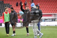 3. Liga; FC Ingolstadt 04 - Rot-Weiss Essen; nach dem Spiel Spieler bedanken sich bei den Fans, Jeroen Krupa (48, FCI) David Udogu (47, FCI) Arian Llugiqi (25, FCI) Justin Butler (31, FCI)