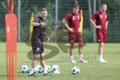 3. Liga; FC Ingolstadt 04 - Trainingsauftakt nach Sommerpause; Anweisungen Co-Trainer Fabian Reichler (FCI) Elias Decker (4, FCI) Vinko Šapina (41, FCI)