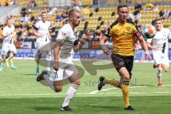 2.BL; Dynamo Dresden - FC Ingolstadt 04, Maximilian Beister (11, FCI) Zweikampf mit Knipping Tim (4 DD)