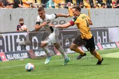 2.BL; Dynamo Dresden - FC Ingolstadt 04, Stefan Kutschke (30, FCI) wird weg gedrückt von Knipping Tim (4 DD) Zweikampf
