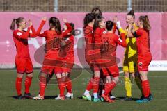 2. Frauen-Bundesliga - Saison 2021/2022 - FC Ingolstadt 04 - Eintracht Frankfurt II - Abklatschen vor dem Spiel - Foto: Meyer Jürgen