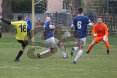 Kreisliga Saison 2022/2023 - TSV Großmehring - FC Hitzhofen  - Linus Pfaller gelb mit einem Schuss auf das Tor - Stefan Kern Torwart Großmehring - Simon Obermeier blau #2 Großmehring - Foto: Meyer Jürgen