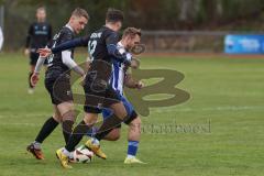 Kreisliga - Saison 2025/26- SV Karlshuld - SV Menning - Daniel Mayer weiss Karlskron - Oliver Ölze schwarz Menning  links - Philip Wolfsfellner schwarz Menning  - Foto: Meyer Jürgen