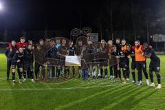 Toto-Pokal; ATSV Erlangen - FC Ingolstadt 04; Toto Pokal Halbfinale Sieg 0:2, Team Foto Gruppenfoto Scheck 3.000 Euro, Tobias Schröck (21, FCI)