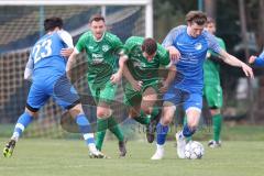 Kreisliga - Saison 2023/24 -  SV Hundszell - SV Denkendorf - Noah Schatzmann blau Hundszell links - Bastian Stadler grün Denkendorf - Johannes Rindlbacher #23 blau Hundszell - Foto: Meyer Jürgen