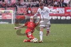 3. Liga; Rot-Weiss Essen - FC Ingolstadt 04; Benjamin Kanuric (8, FCI) Zweikampf Kampf um den Ball Eitschberger Julian (2 RWE)