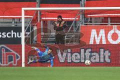 3. Liga; FC Ingolstadt 04 - Rot-Weiss Essen; Torwart Kai Eisele (25, FCI) knapp vorbei