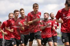 2. Bundesliga - FC Ingolstadt 04 - Trainingsauftakt mit neuem Trainerteam - Die Mannschaft läuft gesammelt um den Platz, Filip Bilbija (35, FCI) Neuzugang Jan Hendrik Marx (26, FCI) Tobias Schröck (21, FCI)