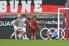 3. Liga; FC Ingolstadt 04 - TSG Hoffenheim II; Torwart Kai Eisele (25, FCI) sicher Jonas Scholz (15, FCI) Duric Luka (10 TSG)