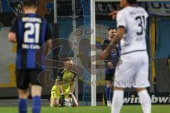 3. Liga; SV Waldhof Mannheim - FC Ingolstadt 04; unzufrieden am Boden sitzend Torwart Marius Funk (1, FCI)