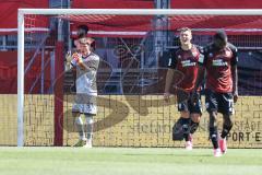 3. Liga; FC Ingolstadt 04 - Würzburger Kickers; Tor gegen IN, Torwart David Klein (47, FCI) motiviert seine Kollegen Jonas Scholz (15, FCI) Obed Ugondu (17, FCI)