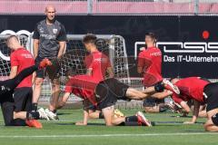 2.BL; FC Ingolstadt 04 - Neuer Cheftrainer Andre Schubert mit Co-Trainer Asif Saric im ersten Training, Cheftrainer André Schubert (FCI) überwacht das Training