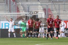 3. Liga - FC Bayern 2 - FC Ingolstadt 04 - Tor Ausgleich FCB 2:2, Nicolas Feldhahn (5 FCB) jubelt, hängende Köpfe bei Torwart Fabijan Buntic (24, FCI) Björn Paulsen (4, FCI) Francisco Da Silva Caiuby (13, FCI) Fatih Kaya (9, FCI) Caniggia Ginola Elva (14,