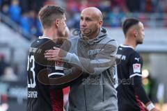 2.BL; FC Ingolstadt 04 - Holstein Kiel; Cheftrainer André Schubert (FCI) bedankt sich bei Denis Linsmayer (23, FCI)