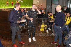 Audi Schanzer Amateur Cup 2022 - Siegerehrung - 4 Platz geht an SV Denkendorf - Andreas Zelzer Personalleiter AUDI AG links - Andreas Lochner SV Denkendorf mitte - Manuel Sternisa Geschäftsführer FCI rechts - Foto: Jürgen Meyer