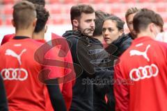 Im Bild: Sabrina WITTMANN (#Trainer FCI B-Junioren) klattscht mit den Spielern ab

Fussball - B-Junioren - Relegation 2021  - FC Ingolstadt 04 - SSV Jahn Regensburg -  Foto: Ralf Lüger/rsp-sport.de