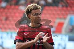 3. Fußball-Liga - Saison 2022/2023 - FC Ingolstadt 04 - SpVgg Bayreuth - Jalen Hawkins (Nr.20 - FCI) nach seiner Auswechslung und bedankt sich bei den Fans - Foto: Meyer Jürgen