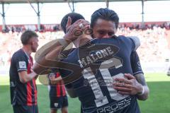 3. Liga - Saison 2024/25 - FC Ingolstadt 04 - SV Wehen Wiesbaden - Pascal Testroet (Nr.37 - FCI) wird ausgewechselt - Die Mannschaft bildet einen Spalier - Ryan Malone (Nr.16 - FCI) Foto: Meyer Jürgen