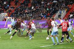 3. Liga; FC Ingolstadt 04 - TSV 1860 München; Zweikampf Kampf um den Ball Calvin Brackelmann (17, FCI) Greilinger Fabian (11 TSV) links