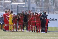 2. Frauen-Bundesliga Süd - Saison 2020/2021 - FC Ingolstadt 04 - FC Würzburger Kickers - Die Spielerinnen bilden einen Kreis vor dem Spiel - Trainer Alexander Ziegler in der Mitte - Foto: Meyer Jürgen