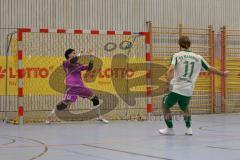 Lotto Bayern Hallencup - Saison 2024/25 - Türkisch SV Ingolstadt - SV Manching - Finale - 6 meter schiessen - Daniel Schweiger grün Manching - Tobias Gooss TW Türkisch - Foto: Meyer Jürgen