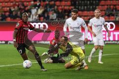 3. Liga; FC Ingolstadt 04 - FSV Zwickau; Torchance, Moussa Doumbouya (27, FCI) kommt zu spät, Torwart Engelhardt Marcel (25 FSV) hält sicher Ziegele Robin (4 FSV) Butzen Nils (16 FSV)