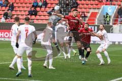 3. Liga; FC Ingolstadt 04 - Rot-Weiss Essen; Torchance Visar Musliu (16, FCI) Torwart Golz Jakob ( RWE) hält sicher Ecke, Pascal Testroet (37, FCI) Herzenbruch Felix ( RWE)