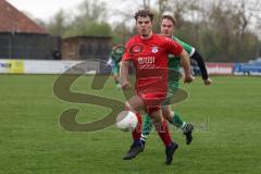 Kreisklasse - Saison 2025/26- TSV Pförring - SV Karlshuld-  - Elias Heiß rot Pförring - Hannes Knöferl grün Karlshuld - Foto: Meyer Jürgen