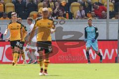 2.BL; Dynamo Dresden - FC Ingolstadt 04, schimpft zu seinen Mitspielern, Torwart Fabijan Buntic (24, FCI) rechts