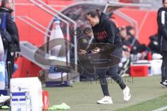 3. Liga; FC Ingolstadt 04 - SV Sandhausen; Cheftrainerin Sabrina Wittmann (FCI) an der Seitenlinie, Spielerbank ärgert sich