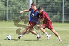 3. Liga; FC Ingolstadt 04 - Trainingsauftakt nach Sommerpause; Zweikampf Kampf um den Ball Simon Lorenz (32, FCI) Emre Gül (5, FCI)