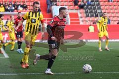 3. Liga; FC Ingolstadt 04 - Borussia Dortmund II; Max Dittgen (10, FCI) Pfanne Franz ( BVB2)