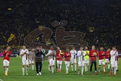 DFB Pokal; Borussia Dortmund - FC Ingolstadt 04; Niederlage, hängende Köpfe Cheftrainer André Schubert (FCI) bedanken sich bei den mitgereisten Fans