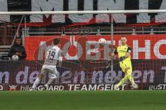 3. Liga; FC Ingolstadt 04 - Erzgebirge Aue; Torwart Marius Funk (1, FCI) Sijaric Omar (19 Aue)