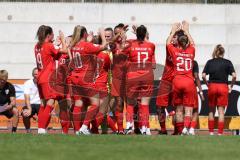 DFB - Pokal Frauen 1. Runde - Saison 2023/2024 - FC Ingolstadt 04 - FC Carl Zeiss Jena - Lisa Ebert (Nr.10 - FCI Frauen) - Die Spielerinnen bilden einen Kreis - Motivieren sich mit Abklatschen - Foto: Meyer Jürgen