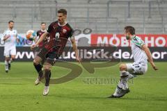 2.BL; FC Ingolstadt 04 - Hannover 96; Stefan Kutschke (30, FCI) Julian Börner (31 Han) Zweikampf Kampf um den Ball