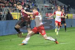 2.BL; SSV Jahn Regensburg - FC Ingolstadt 04; Dennis Eckert Ayensa (7, FCI) Jan Elvedi (33 Jahn) Zweikampf Kampf um den Ball