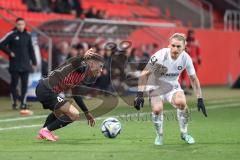 3. Liga; FC Ingolstadt 04 - Erzgebirge Aue; Zweikampf Kampf um den Ball Felix Keidel (43, FCI) Thiel Maximilian (30 Aue)