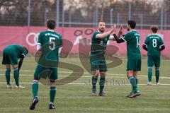 Audi Schanzer Amateur Cup 2022 -  Halbfinale 1 - SV Denkendorf - TSV Hohenwart - Andreas Lochner
 Denkedorf und Ertugrul Calik Denkendorf klatschen sich ab - Foto: Jürgen Meyer