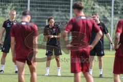 3. Liga; FC Ingolstadt 04 - Trainingsauftakt nach Sommerpause; Cheftrainerin Sabrina Wittmann (FCI) gibt Anweisungen Mannschaft um sie herum