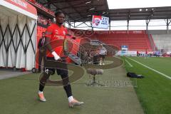 3.Liga - Saison 2022/2023 - FC Ingolstadt 04 -  SV Wehen Wiesbaden - Die Spieler betreten das Spielfeld zum warm machen - Hans Nunoo Sarpei (Nr.14 - FCI) -  - Foto: Meyer Jürgen