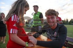 Toto Pokal - Saison 2022/2023 - SpVgg Heßdorf - FC Ingolstadt 04 - Torwart Maurice Dehler (Nr.46 - FCI) gibt Autogramme - Foto: Meyer Jürgen