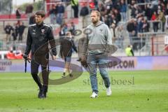 2.BL; FC St. Pauli - FC Ingolstadt 04, Niederlage 4:1, Co-Trainer Thomas Karg (FCI) und Technischer Direktor Florian Zehe (FC) enttäuscht gehen vom Platz