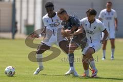 Bayernliga Nord - Saison 2025/26 - FC Ingolstadt 04 II - SV Weiden - Iwinosa Uhuns (Nr.4 - FC Ingolstadt II) - Zeitler Moritz grau Weiden - Can Paylan (Nr.13 - FC Ingolstadt II) - Foto: Meyer Jürgen
