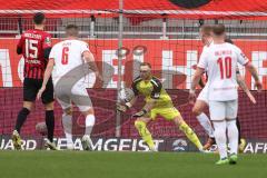 3. Liga; FC Ingolstadt 04 - Rot-Weiss Essen; Torwart Marius Funk (1, FCI) sicher Rother Björn ( RWE) Holzweiler Kevin ( RWE) Nikola Stevanovic (15, FCI)