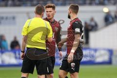 3. Liga; TSV 1860 München - FC Ingolstadt 04; Sebastian Grönning (11, FCI) Disput mit dem Schiedsrichter David Kopacz (29, FCI)