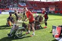 3. Liga; FC Ingolstadt 04 - VfB Lübeck; Sieg Jubel Freude nach dem Spiel Spieler bedanken sich bei den Fans, Rollstuhlfahrer Sebastian Grönning (11, FCI) Max Dittgen (10, FCI)