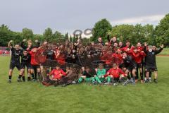 Relegation 2 - U17 - SSV Jahn Regensburg - FC Ingolstadt 04 - Spiel ist aus, 1:1 Ingolstadt steigt in die Bundesliga U17 auf, Jubel Party Feier, Team läuft aufs Spielfeld zum Gratulieren, Gruppenfoto mit Betreuer, Aufstieg