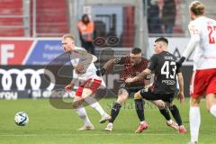 3. Liga; FC Ingolstadt 04 - 
Rot-Weiss Essen; Zweikampf Kampf um den Ball Berlinski Ron (9 RWE) Ryan Malone (16, FCI) Felix Keidel (43, FCI)