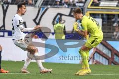 3. Liga; VfB Oldenburg - FC Ingolstadt 04; Arian Llugiqi (25, FCI) kommt zu spät, Torwart Boevink Pelle (26 VfB)